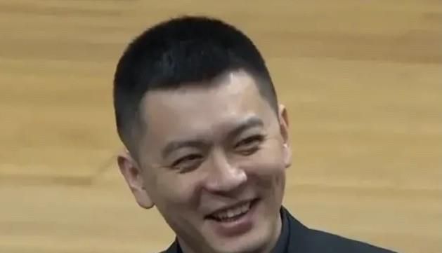 她连忙紧走几步，跟在叶辰的身后，想追上去跟叶辰打个招呼，然后再做个自我介绍